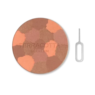 Puder nadający naturalny, zdrowy blask – 96% składników pochodzenia naturalnego – wkład