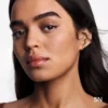 Trwałość 24 godziny, niebrudzący, naturalny blask, podkład wygładzający Trwałość 24 godziny, niebrudzący, naturalny blask, podkład wygładzający
